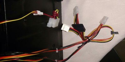 Zbylé kabely ze zdroje